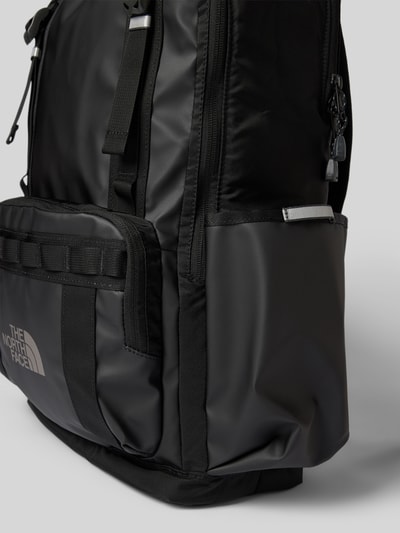 Produktfoto, zwarte rugzakfunctie ‘Rucksack met Logo-Print Model 'Base Camp'’ van The North Face met logoprint, Hoofdvak met ritssluiting, verstelbare schouderband, Breedte maat 1: 35 cm, Lengte maat 1: 47 cm, Diepte maat 1: 13 cm, bandlengte: 65 cm, gladde, matte textuur, rechte vormen