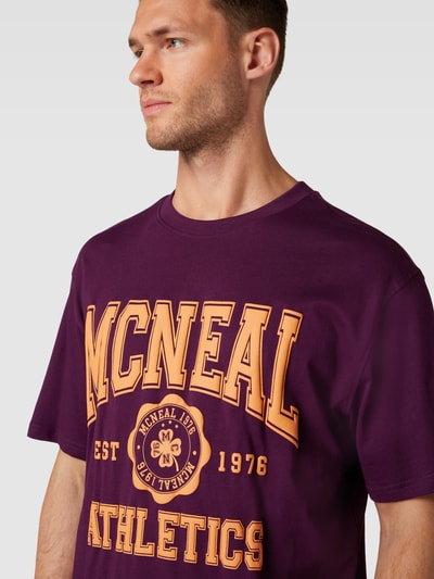 MCNEAL T-Shirt mit Label-Details Aubergine 3