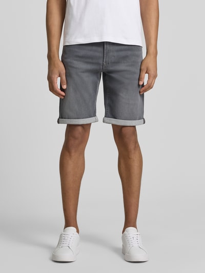 Männermodel trägt Bermudas in Denim-Optik von MAC, Regular Fit, grau, Used-Look, Eingrifftaschen, Umschlag, Ganzkörperansicht von vorne.