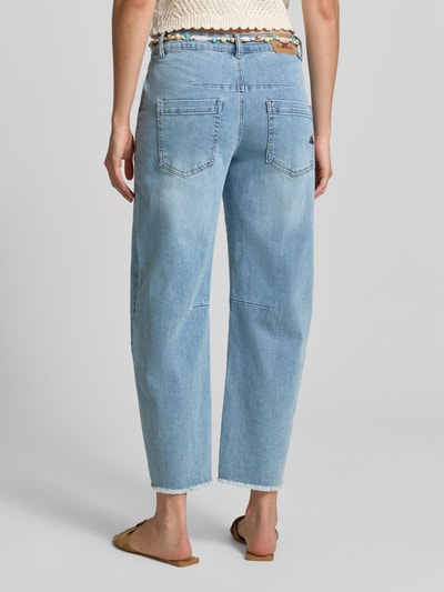 Frauenmodel trägt Barrel Fit Jeans mit Bindegürtel von Buena Vista aus hellblauem Baumwoll-Mix mit Stretch-Anteil, Eingrifftaschen, lockerem Schnitt und sichtbarer Nahtstruktur, Bundweite bei Größe S 39 cm, Innenbeinlänge 69 cm, Ganzkörperansicht Rückansicht.
