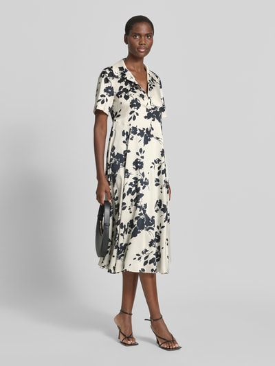 Vrouwenmodel draagt A-lijn maxi vrijetijdsjurk met allover bloemenprint van popeline, model 'BALTA' van MAX&Co., voorkant volledig lichaam
