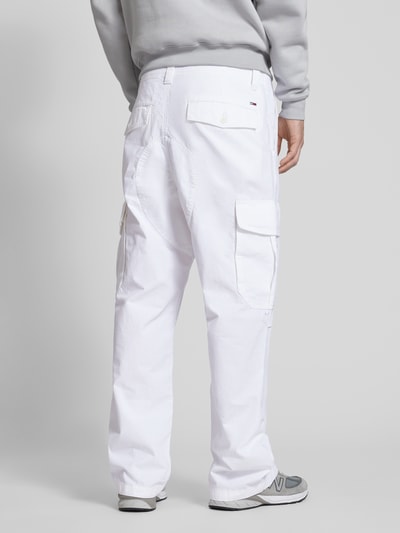 Tommy Jeans Spodnie cargo z detalem z logo model ‘AIDEN’ Biały 5