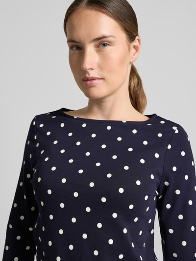 Frauenmodel trägt Shirt aus reiner Baumwolle mit 3/4-Arm von Christian Berg Woman, dunkelblau mit weißen Punkten, Nahaufnahme Oberkörper. Taillierte Passform, U-Boot-Ausschnitt, Rückenlänge bei Größe 36: 60 cm.