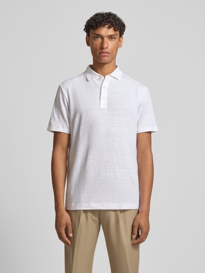 Männermodel trägt Slim Fit Poloshirt aus Leinen-Elasthan-Mix von OLYMP Level Five in Weiß, kurze Ärmel, Knopfleiste, Ganzkörperansicht von vorne.