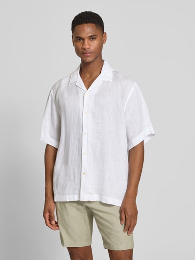 Mannenmodel draagt Relaxed Fit Leinenhemd mit Resortkragen Modell 'KYLIAN' van SELECTED HOMME in effen wit, pure linnen, korte mouw, volledige knoopsluiting, rechte rugpas, voorkant volledige lichaamsweergave.