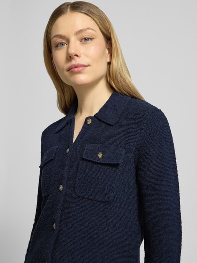 Frauenmodel trägt Regular Fit Jacke in Strick-Optik von Christian Berg Woman, dunkelblau, mit Brusttaschen und Umlegekragen, Nahaufnahme Oberkörper