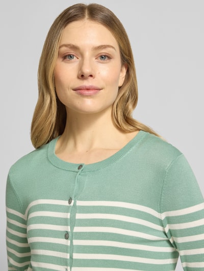 Frauenmodel trägt Strickjacke aus Viskose-Mix mit Streifenmuster von Christian Berg Woman, Regular-Fit, Rundhalsausschnitt, Knopfleiste, Nahaufnahme Oberkörper.