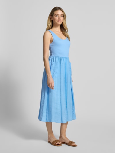 Frauenmodel trägt Midikleid mit aufgesetzten Taschen von Rich & Royal in Hellblau, Micromodal-Mix, taillierte Passform, Ganzkörperansicht von vorne.