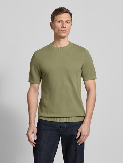 Männermodel trägt Regular Fit T-Shirt aus reiner Baumwolle von MCNEAL in Grün mit Strukturmuster, gerippter Stehkragen, Ganzkörperansicht von vorne.