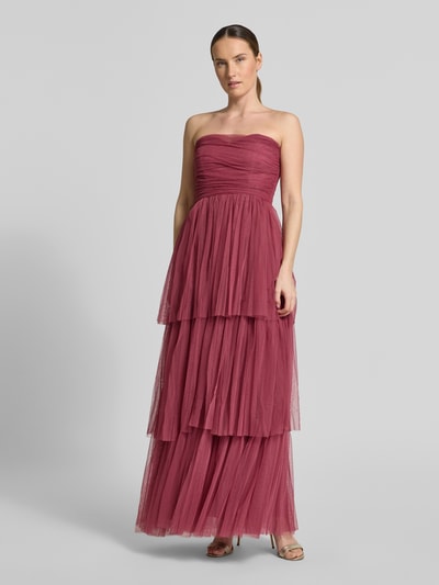 Vrouwenmodel draagt Regular Fit avondjurk met ruches van LACE & BEADS in bordeaux mesh, getailleerd, strapless, A-lijn, geheel van voren.