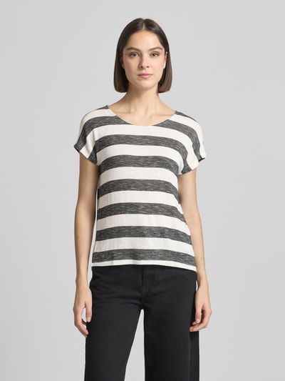 Frauenmodel trägt Regular Fit T-Shirt aus Viskose-Mix Modell 'WIDE STRIPE' von Vero Moda, Mehrfarbig, Streifen-Design, Feinstrick, U-Boot-Ausschnitt, Kurzarm, Label-Stitching-Applikation, abgerundeter, asymmetrischer Rumpfabschluss, Ganzkörperansicht von vorne.
