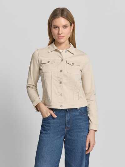 Frauenmodel trägt Regular Fit Jeansjacke aus Baumwoll-Mix von Tom Tailor in Beige, einreihige Knopfleiste, lange Ärmel, Brusttaschen, Denimstruktur, Ganzkörperansicht von vorne.