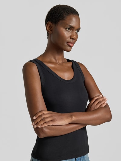 Frauenmodel trägt Slim Fit Tank Top aus Baumwoll-Mix Modell 'MULTIC' von Weekend Max Mara, Optik: Unifarben, Logo-Detail, U-Ausschnitt, Trägerform: breite Träger, Materialverarbeitung: Feinripp, Ganzkörperansicht von vorne.