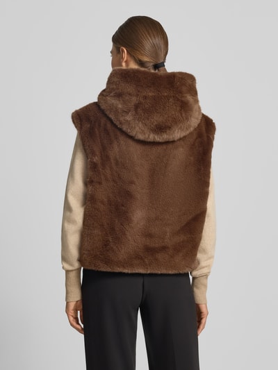 Frauenmodel trägt Weste aus Kunstfell mit Zweiwege-Reißverschluss von Blonde No. 8 in Braun, strukturierte Oberfläche, Regular Fit, Kapuze, Rückenlänge 55 cm, Schulterbreite 50 cm, Brustweite 59 cm, Ganzkörperansicht Rückansicht