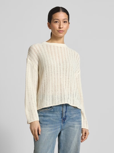 Vrouwenmodel draagt Comfort Fit Strickpullover im Semitransparenter Optik van Tom Tailor Denim in beige, structuurpatroon, afgeronde hals, lange mouw met rolzoom, ajour-breisel, vooraanzicht bovenlichaam.