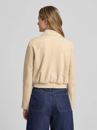 Kobiece modelka nosi Regular Fit Lederjacke aus echtem Ziegenleder Modell 'SALENE' od BOSS w jednolitym kolorze, długi rękaw, kołnierz koszulowy, zamek błyskawiczny, boczne kieszenie na zamek, ściągany dół, prawdziwa skóra kozia, tkanina matowa, faktura gładka, widok całej sylwetki z tyłu.