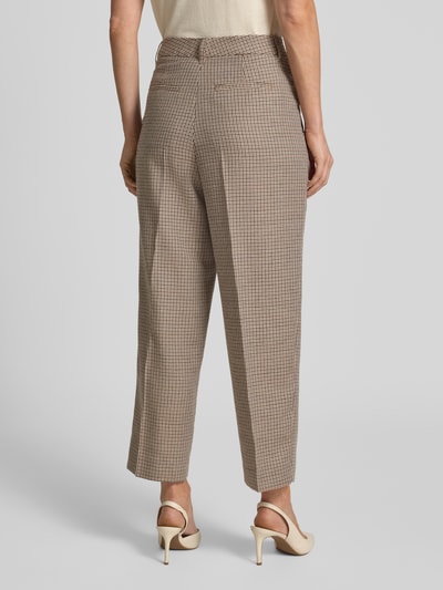 Frauenmodel trägt Bundfaltenhose aus Schurwoll-Mix Modell 'RUTHY' von Closed, kariertes Muster in Beige und Braun, verkürzte Passform, Relaxed Fit, Ganzkörperansicht Rückansicht.