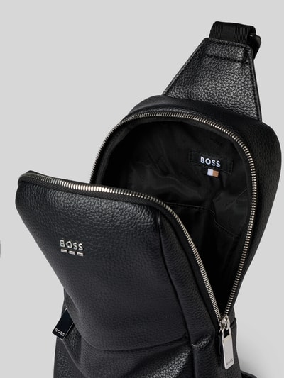 Produktfoto, schwarze Umhängetasche in Leder-Optik Modell 'Ray EVO_Monostrap' von BOSS, strukturierte Oberfläche, silberner Reißverschluss, Herren Umhängetasche von BOSS