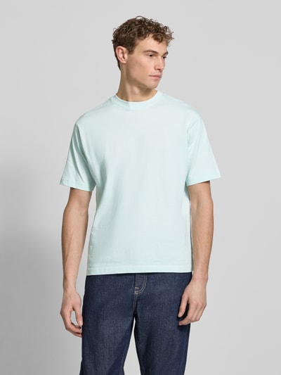 Męski model trägt Regular Fit T-Shirt aus reiner Baumwolle von MCNEAL, okrągły dekolt, krótki rękaw, długość tyłu 66 cm, ganzkörperansicht von vorne