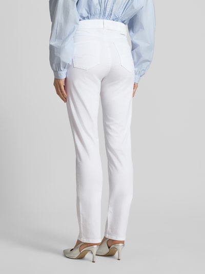Modelka nosi Jeans mit Eingrifftaschen Modell 'CICI' od Angels, biały bawełniany miks z elastanem, krój regular fit, szerokość w rozmiarze 36/32: 38 cm, długość nogawki od wewnątrz: 84 cm, widok całej sylwetki z tyłu