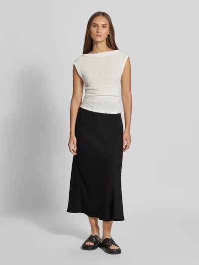 Frauenmodel trägt ausgestellten Maxi-Rock mit elastischem Bund Modell 'FRANAN' von PIECES, schwarze Farbe, glatte Textur, Ganzkörperansicht von vorne. Damen Maxi-Rock von PIECES.