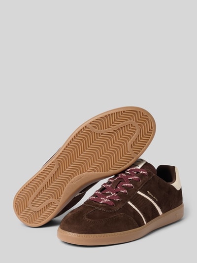 Produktfoto, Sneaker aus Leder-Textil-Mix von Tamaris in Braun mit beiger Sohle und roten Schnürsenkeln, Damen Sneaker von Tamaris.