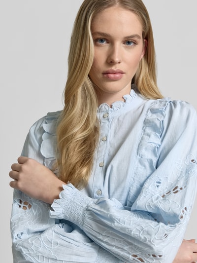 Frauenmodel trägt Regular Fit Langarmbluse mit Rüschen Modell 'Petrine' von Neo Noir in Hellblau, reine Baumwolle, Nahaufnahme Oberkörper.