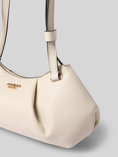 Produktfoto, Shoulder Bag in Leder-Optik Modell 'Amorette' von GUESS in Beige, feine Narbung, goldfarbenes Logo, schmale Riemen, Detailaufnahme, Hauptfach mit Reißverschluss
