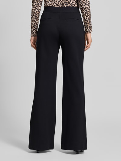 Vrouwenmodel draagt Flared Cut broek uit viscosemix met stretch, achterzakken, van Christian Berg Woman, zwarte stof, volledige achteraanzicht.