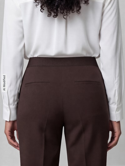 Frauenmodel trägt Regular Fit Culotte mit Bügelfalten Modell 'CAMERON' von CAMBIO in Dunkelbraun, glatte Textur, Ganzkörperansicht Rückansicht, Damen Culotte von CAMBIO