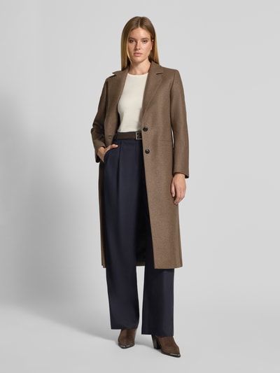 Frauenmodel trägt Relaxed Fit Mantel aus Woll-Mix Modell 'Mojeni' von HUGO, braun, glatte Textur, Damen Mantel, Ganzkörperansicht von vorne.