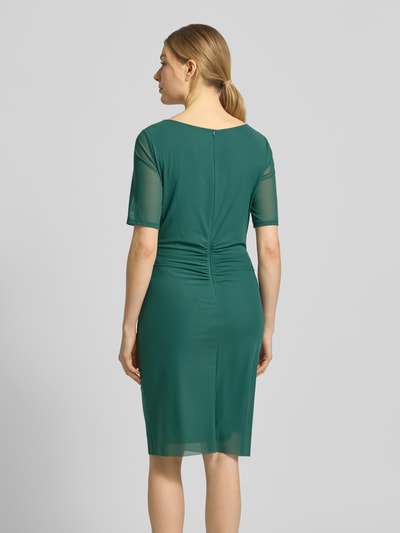 Frauenmodel trägt Regular Fit Midikleid in semitransparentem Design von Vera Mont in Grün, elastischer Material-Mix, Rückansicht, Ganzkörperansicht Rückansicht.