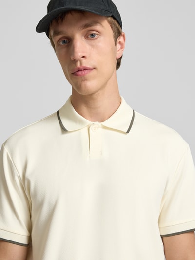 Männermodel trägt Regular Fit Poloshirt aus Baumwoll-Mix Modell 'TOMON' von Only & Sons, unifarben, Nahaufnahme Oberkörper.