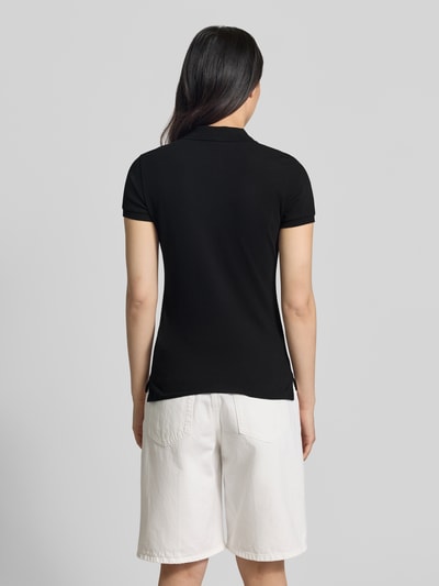 Frauenmodel trägt Regular Fit Poloshirt aus Baumwoll-Mix Modell 'JULIE' von Polo Ralph Lauren, Optik: Unifarben, Ganzkörperansicht Rückansicht.