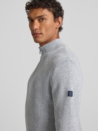 Männermodel trägt Regular Fit Troyer aus Baumwoll-Mix von Tom Tailor, Optik: Unifarben, Strickoptik, Nahaufnahme Oberkörper.