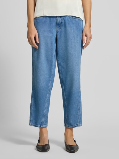 Kobiece modelka nosi Barrel Fit Jeans mit Eingrifftaschen od comma, niebieski denim, bawełna-lyocell, used-look, szerokość w rozmiarze 36: 40 cm, długość nogawki wewnętrznej: 70 cm, widok z przodu, zbliżenie na dolną część ciała.