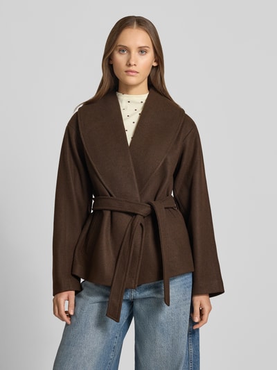 Modelka nosi Regular Fit Kurzmäntel mit Bindegürtel Modell 'AUGUSTA' von ONLY, kolor melanżowy, długi rękaw, klapy, kieszenie z wypustką, przód, krój regular fit, widok całej sylwetki z przodu.