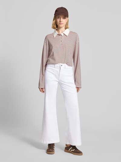Frauenmodel trägt Bootcut Jeans aus Baumwoll-Mix Modell 'CAYA' von Marc O'Polo in Optik: Unifarben, Passform: Flared, High-Waist, Knopf-Verschluss, AufgesetzteTaschen, Ganzkörperansicht von vorne.