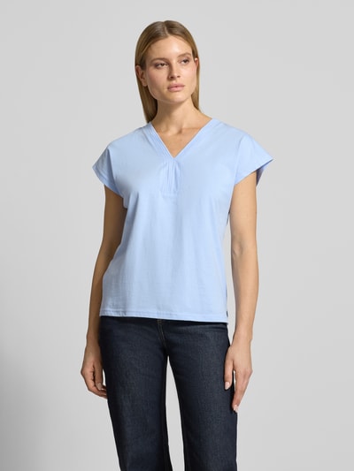 Frauenmodel trägt Damen T-Shirt mit V-Ausschnitt Modell 'DERBY' von Soyaconcept aus Reine Bio-Baumwolle, Regular-Fit, hellblau, Vorderansicht, Ganzkörperansicht von vorne.