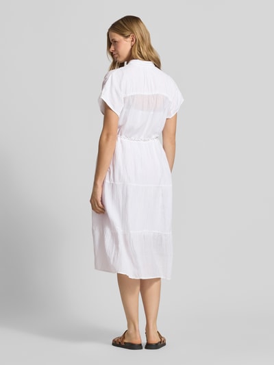 Frauenmodel trägt Tailliertes Blusenkleid aus reiner Baumwolle Modell 'FANCY DRESS' von Pepe Jeans, weiß, strukturierte Oberfläche, Ganzkörperansicht Rückansicht, Damen Blusenkleid von Pepe Jeans.