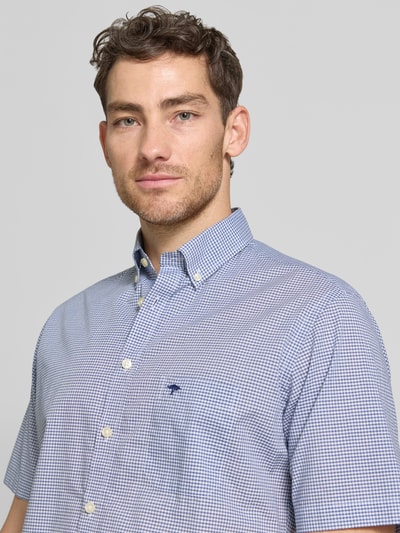 Männermodel trägt Modern Fit Freizeithemd mit Brusttasche und Logo-Stitching von Fynch-Hatton in Blau-Weiß kariert, Reine Baumwolle, Button-Down-Kragen, Knopfleiste; Nahaufnahme Oberkörper.
