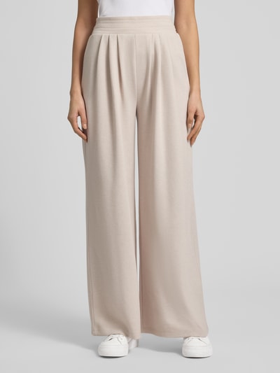 Männermodel trägt Wide Fit Stoffhose mit gelegten Falten von Christian Berg Woman aus Material-Mix mit bawełną, elastyczny pas, Ganzkörperansicht von vorne