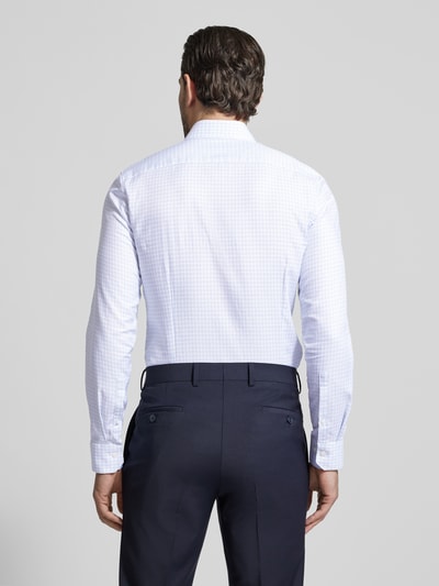 Męski model nosi Super Slim Fit Business-Hemd mit Kentkragen od OLYMP, bawełna, krój super slim fit, kołnierzyk typu kent, listwa guzikowa, długość tyłu w rozmiarze 40: 80 cm, szerokość ramion w rozmiarze 40: 44 cm, długość rękawów w rozmiarze 40: 67 cm, widok na całą sylwetkę od tyłu.