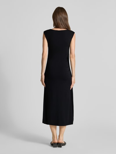 Frauenmodel trägt Tailliertes Freizeitkleid aus Viskose-Modal-Mix von Marc O'Polo, Optik: Unifarben, Midi-Länge, Ganzkörperansicht Rückansicht.