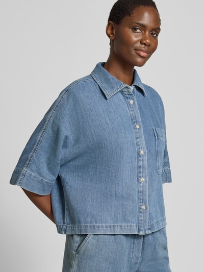 Vrouwenmodel draagt Relaxed Fit jeansblouse met borstzak model 'Fyndra' van OPUS, puur katoen, overhemdkraag, knoopsluiting, vooraanzicht, nahaufnahme bovenlichaam.
