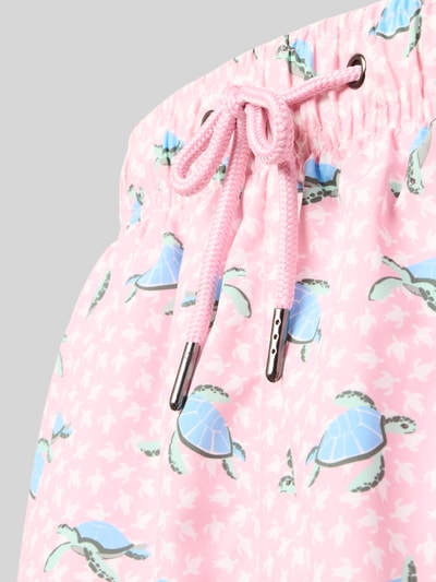 Produktfoto, Badehose mit Gesäßtasche und Label-Patch von MCNEAL, pink mit Schildkrötenmuster, Kordelzug am elastischen Bund, lockere Struktur