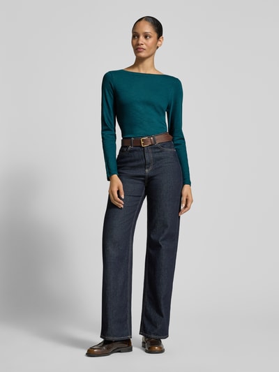 Frauenmodel trägt Regular Fit Langarmshirt aus Bio-Baumwoll-Mix von Tom Tailor in Melange-Optik, U-Boot-Ausschnitt, Ganzkörperansicht von vorne.