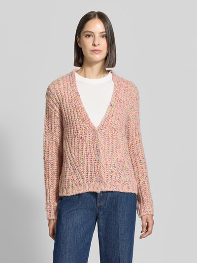 Frauenmodel trägt Relaxed Fit Cardigan mit Baumwoll-Anteil von Milano Italy in Strick-Optik, melierte Pastellfarben, Knopfleiste, Ganzkörperansicht von vorne. Material-Mix, Rückenlänge 56 cm, Ärmellänge 58 cm.