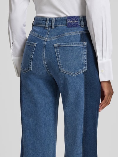 Vrouwenmodel draagt Wide Leg Jeans met Steekzakken van Marc Cain, met katoen en lyocell, jeansblauw, detailopname rugaanzicht.