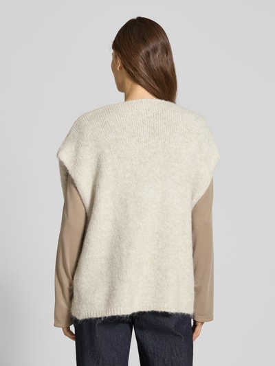 Frauenmodel trägt offene Weste mit Woll-Anteil Modell 'MILLERS' von B.Young im Material-Mix, Beige, grobe Textur, Rückenansicht, Rückenlänge 64 cm bei Größe S.